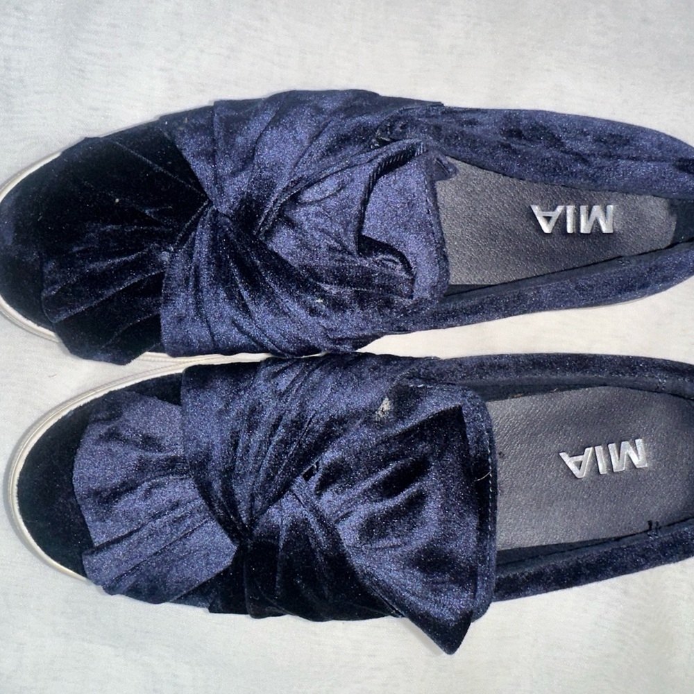 MIA Women's Velvet Loafers - Deep Blue size 8.5M. (114)